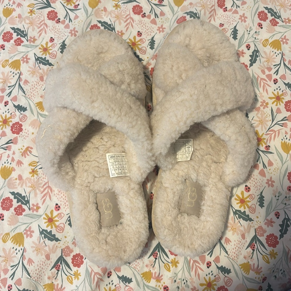 Fluffy UGG sandals/slippers